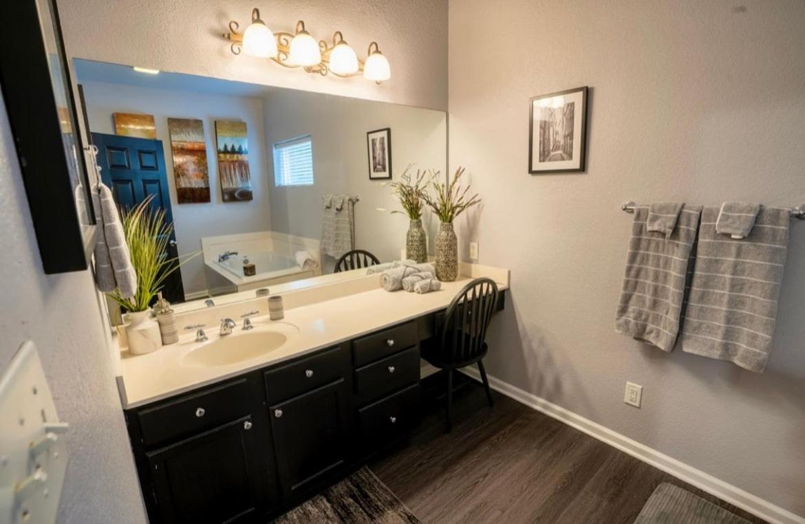 Brooklynn'S Bay, Elegant Lakefront Condo Retreat Hot Springs Eksteriør billede