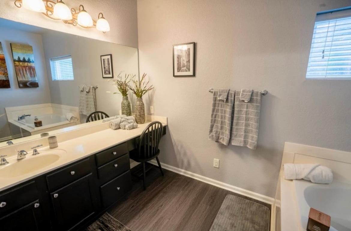 Brooklynn'S Bay, Elegant Lakefront Condo Retreat Hot Springs Eksteriør billede