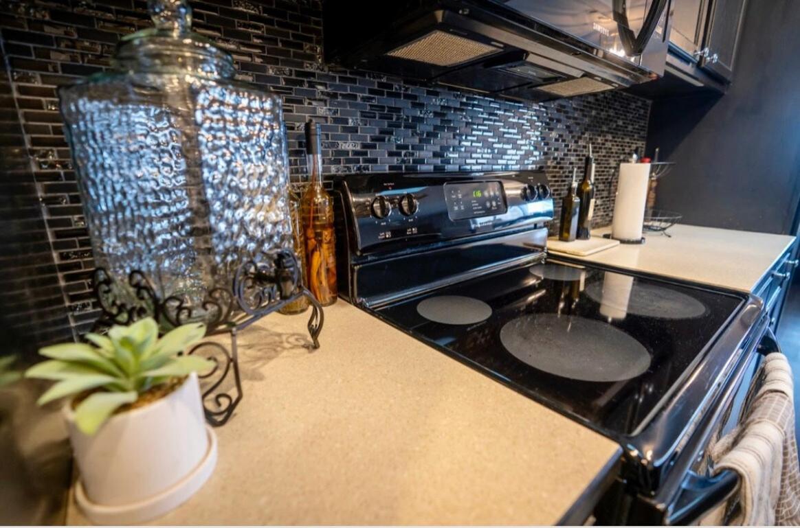 Brooklynn'S Bay, Elegant Lakefront Condo Retreat Hot Springs Eksteriør billede
